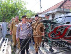 Kapolres Gresik Bersama Bupati Salurkan Bantuan untuk Korban Bencana Puting Beliung