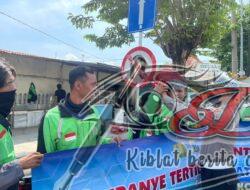 Polresta Mojokerto Berbagi Helm Gratis, Ajak Komunitas Ojek Online Tertib Berlalu Lintas