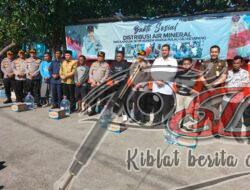Kapolda Jatim Gelontorkan Bantuan Air Mineral Untuk Penduduk Pulau Gili Ketapang