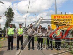 Cegah Kecelakaan di Perlintasan Kereta Api, Polres Malang Pasang Papan Himbauan