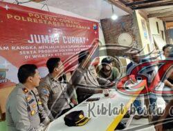 JUMAT CURHAT, Kapolsek Gubeng Bersama Anggota Binmas Dalam Rangka Menjalin Silaturrahmi Dengan Warga Kelurahan Baratajata Kecamatan Gubeng
