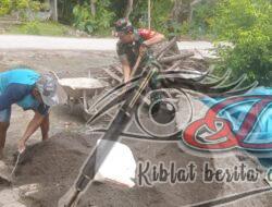 Babinsa Bantu Pembuatan Rumah Warga