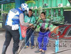Indahnya Berbagi dari Polisi di Sidoarjo Saat Laksanakan Tugas Pengaturan Lalulintas