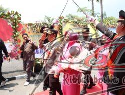 Sambut Kapolres Yang Baru, Polres Sampang Gelar Tradisi Pedang Pora