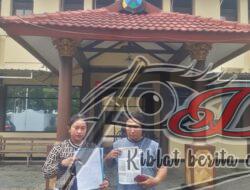 Perempuan Asal Kedinding melaporkan kompolotan membawa uang ke Polsek Kenjeran