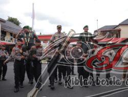 Soliditas, Kapolres Jember Lepas Sambut Dandim 0824 Dengan Gendong Komando