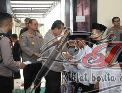 Kunjungi Polres Mojokerto, Kapolda Jatim Berikan Santunan Anak Yatim
