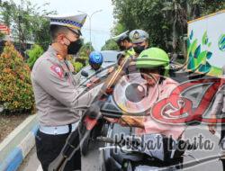 Ops Keselamatan Semeru 2023, Satlantas Polres Bangkalan Bagi Bagi Jas Hujan dan Sembako