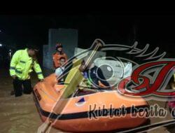 Polisi Bersama BPBD Bantu Evakuasi Korban Banjir di Pasuruan