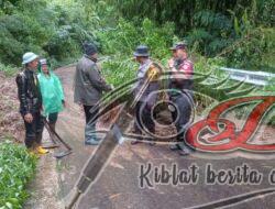 Koramil dan Polsek Selo Bersinergi, bersihkan Materil Longsor di Jalur SSB