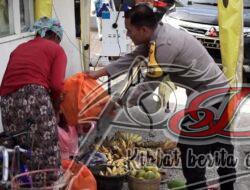 AKBP Siswantoro Bagikan Sembako Di Jalan Raya Saat Menuju Lokasi Acara Jum’at Curhat