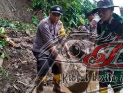 Sinergitas, Polisi Bersama TNI dan Warga Bersihkan Material Longsor di Mojokerto