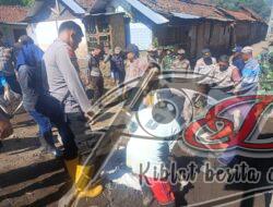 Polisi Bersama TNI dan Warga di Bondowoso Bangun Jembatan Pasca Banjir Bandang Ijen