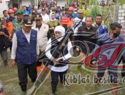 Dampingi Gubernur Tinjau Banjir Lamongan, BPBD Jatim Siagakan Perahu Karet dan Bantuan Logistik