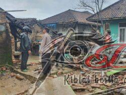 Gotong Royong, Polisi Bersama TNI dan Warga Bersihkan Lumpur Pasca Longsor di Bawean
