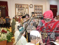 Kapolda Jatim Dampingi Gubernur Gelar Silaturahmi dan Pemberian Bantuan Keluarga Korban Kanjuruhan