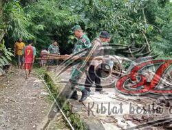 Peduli, Danramil Andong bersama Forkopincam Bersihkan Materiil Rumah Roboh
