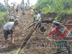 Kompak, Babinsa dan Warga Gotong Royong Perbaiki Jalan Makam