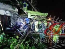 Tanggap Bencana, Babinsa Sambi Gotong Royong Singkirkan Pohon Tumbang