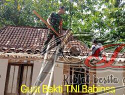 Ciptakan Suasana Guyub Rukun, Babinsa Bantu Renovasi Rumah Warga