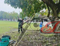 Peduli Lingkungan, Babinsa Jajar Bersama Pegawai Dispora Laksanakan Pembersihan