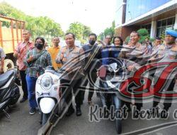 Kapolda Jatim Serahkan Kendaraan Bermotor Kepada Para Korban Curanmor