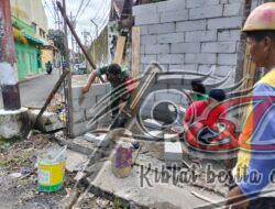 Babinsa Kemlayan dan Warga Gotong Royong Bangun Pos Ronda