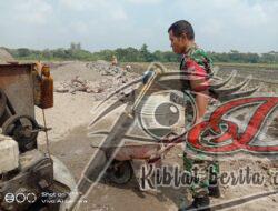 Babinsa Kerja Bakti Buat Talud Irigasi