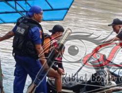 Tim SAR Ditpolairud Polda Jatim Berhasil Evakuasi 9 Motor dan Penumpang Perahu Tambangan Yang Tenggelam