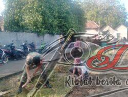 Wujudkan Lingkungan Bersih, Babinsa Kerja Bakti Bersama Karang Taruna