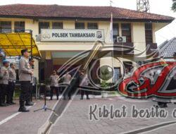 Pastikan Pelayanan Prima Berjalan dengan Baik hingga tingkat Polsek, Kapolrestabes Surabaya cek dan Pimpin Apel pagi di Mapolsek Tambaksari