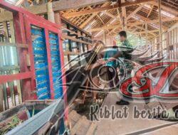 Dukung Peningkatan Potesi Wilayah, Babinsa Komsos Dengan Peternak Kambing