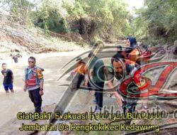 Jembatan Tersumbat Barongan Babinsa Pengkok Bantu Evakuasi