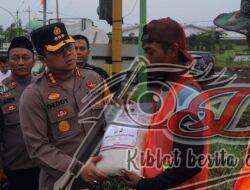 Polri Berbagi, Kapolresta Banyuwangi Distribusikan Bansos Untuk Masyarakat Pinggiran