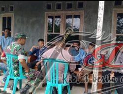 Hadiri Pertemuan Warga, Babinsa dan Babinkamtibmas Selipkan Pesan Kamtibmas