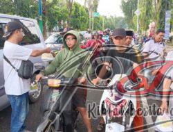 Berburu Berkah Keluarga Besar AWPR Gelar Bagi- Bagi Takjil