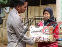 Kapolres Sampang Terus Bagikan Sembako Kepada Masyarakat Kurang Mampu