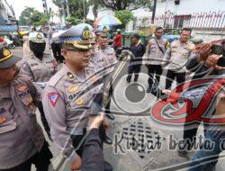 Ditlantas Polda Jatim Berbagi Berkah Ratusan Sembako Untuk Pemulung