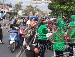 Polisi Militer Bersama KJJT Berbagi Ratusan Paket Takjil Kepada Pengguna Jalan di Depan Kantor Subdenpom V/4-2 Gresik