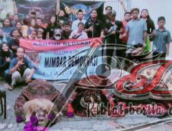 Media Mimbar Demokrasi Berbagi Takjil Bersama Pecinta Kesenian Wayang Netral Surabaya