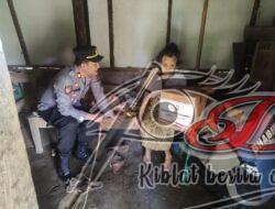 Polisi Datang Serahkan Bantuan, Warga Pulung di Ponorogo Riang