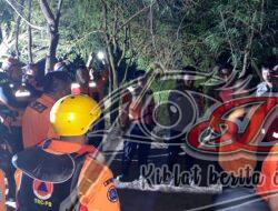 Team SAR Samapta Polrestabes Selamatkan Rombongan Mahasiswa FKH Unair saat Perahunya Kandas