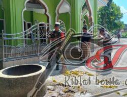 Bersihkan Prasarana Tempat Ibadah, Babinsa Bantu Pembersihan Masjid