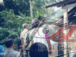 Gerak Cepat, Babinsa Bantu Petugas Kebakaran Padamkan Api