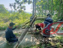 Babinsa Bersama Warga Laksanakan Gotong Royong Pengecoran Jalan