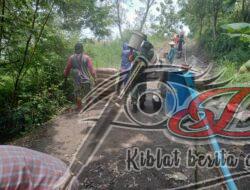 Babinsa Gilirejo Hadir Bantu Warga Cor Jalan Penghubung Antar Desa