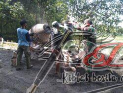 Babinsa Bantu Warga Binaan Dalam Pengecoran Jalan