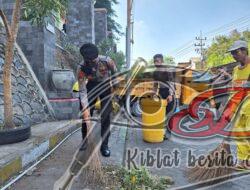 Polisi Bersihkan Wisata Religi Makam Wali di Gresik, Sambut Hari Bhayangkara ke-77