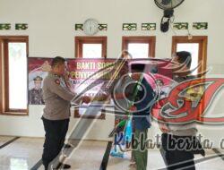 Polsek Karanganyar Kurve dan Membagikan Bansos di Masjid Nurul Huda