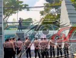 Polrestabes amankan giat demo di kantor Diknas